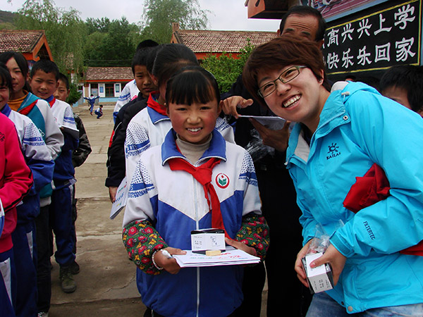 2012年5月，公司志愿者赴甘肅會寧縣楊崖集鄉(xiāng)開展獻愛心活動