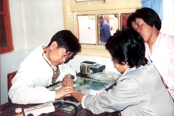 90年代，我所到皋蘭什川鄉開展&ldquo;學雷鋒，為民服務&rdquo;活動